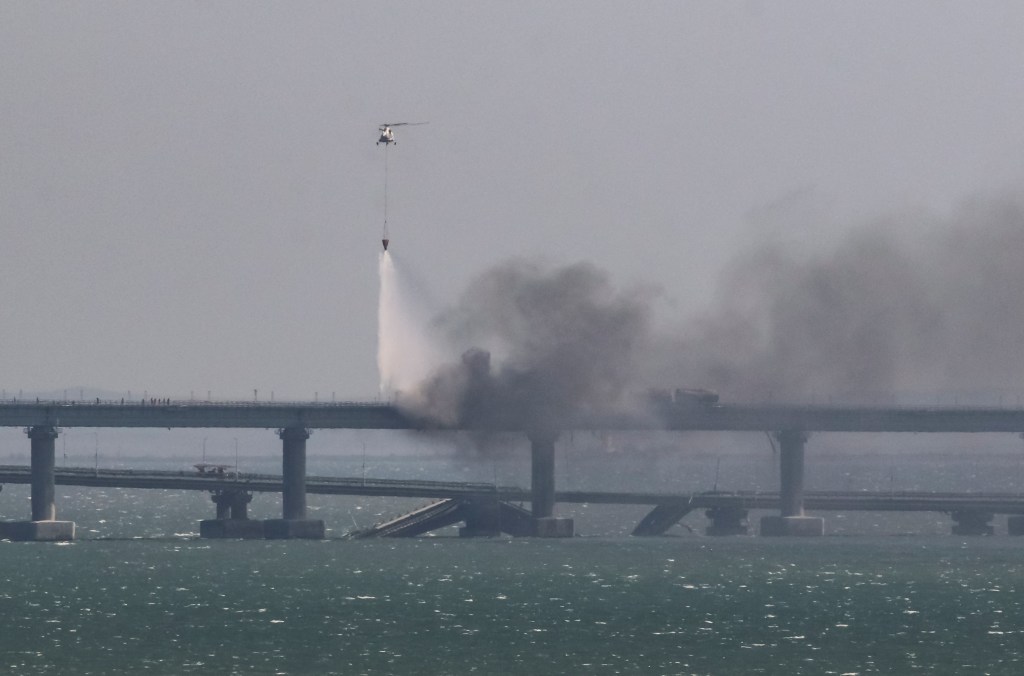 El momento de la explosión que derrumbó el puente entre Rusia y Crimea