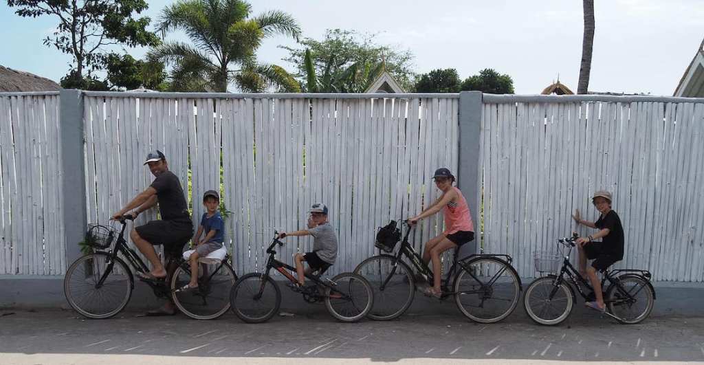 familia-viaje-mundo-ciegos-enfermedad