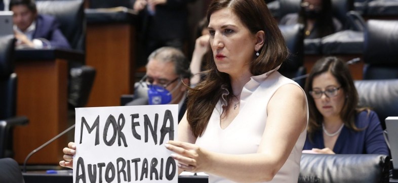 CIUDAD DE MÉXICO, 15JUNIO2022.- Legisladoras panistas, entre ellas Kenia López Rabadán, se manifestaron en la sesión de la Comisión Permanente en contra de lo que calificaron como autoritarismo de Morena.