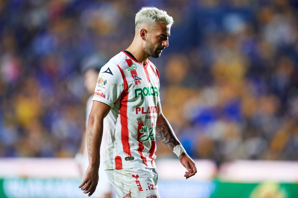 Batista expulsado durante el Tigres vs Necaxa de repechaje