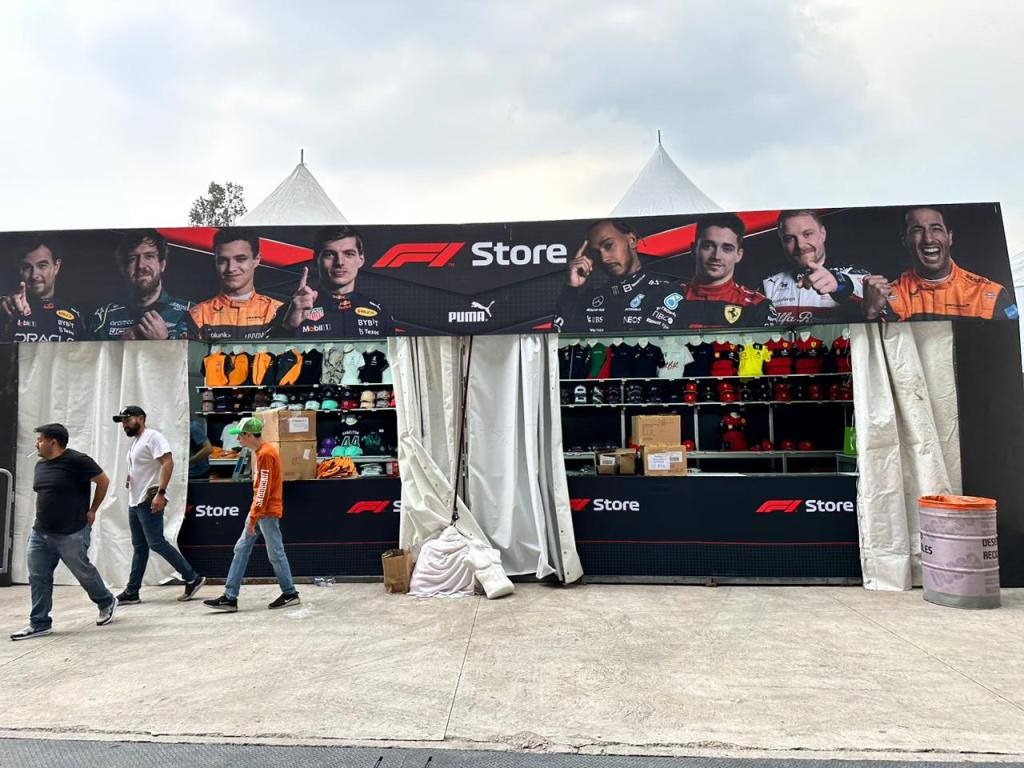 Esto cuestan las gorras de Checo Pérez, souvenirs, comidas y bebidas en el GP de México