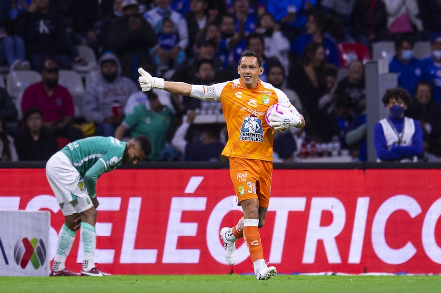 El error de Rodolfo Cota con el que León 'regaló' el boleto de la liguilla a Cruz Azul