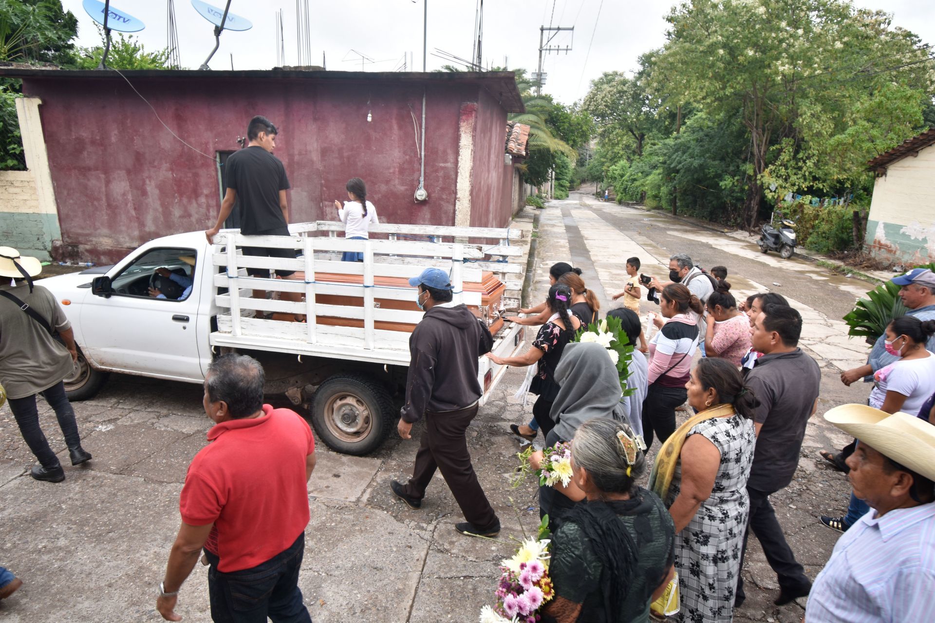 20 Muertos Y Un Pueblo De Luto La Masacre En San Miguel Totolapan 8957