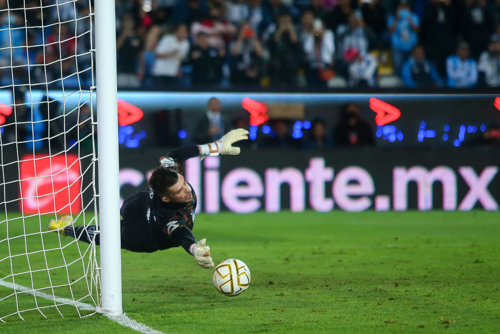 Tiago Volpi atajando el penal de Pachuca