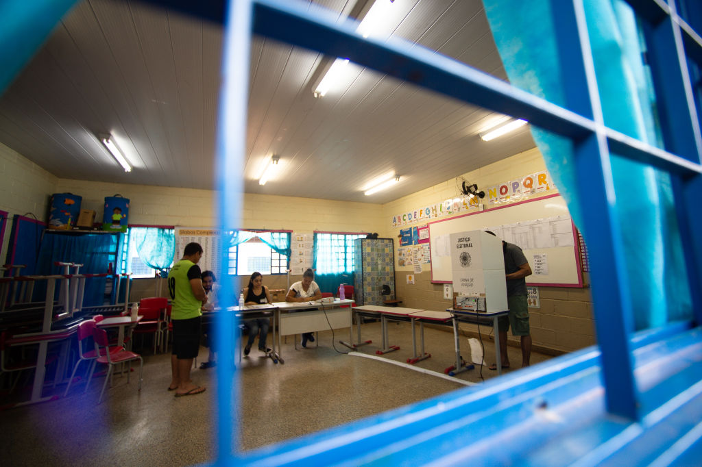 Tensión al mil: Registran tiroteo cerca de colegio electoral durante elecciones en Brasil 