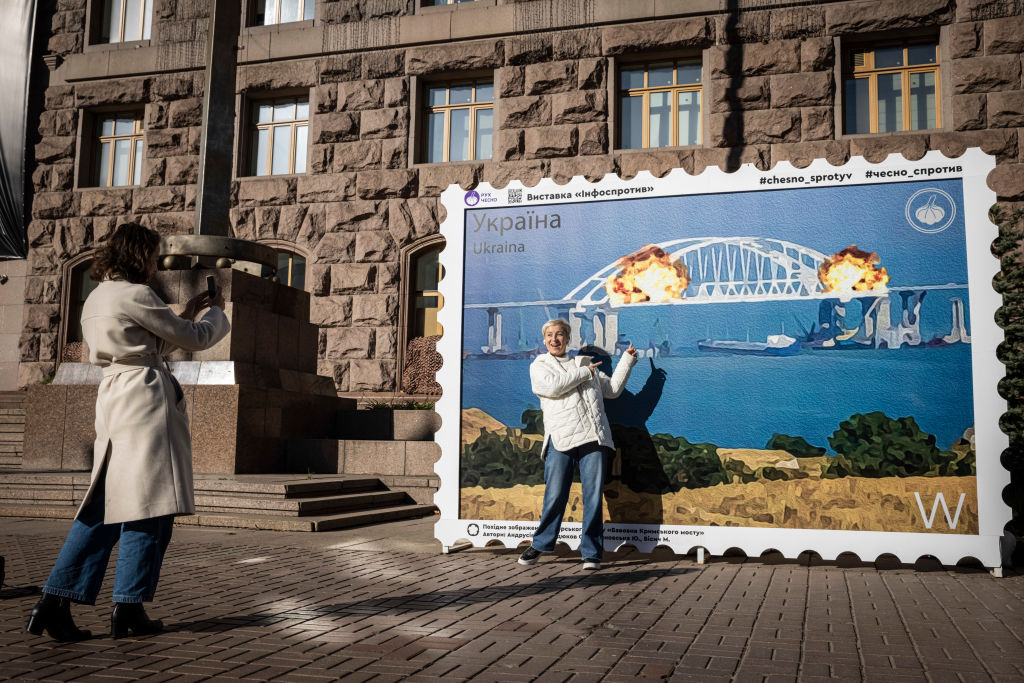 Ucrania lanza sello postal con el puente de Crimea destruido