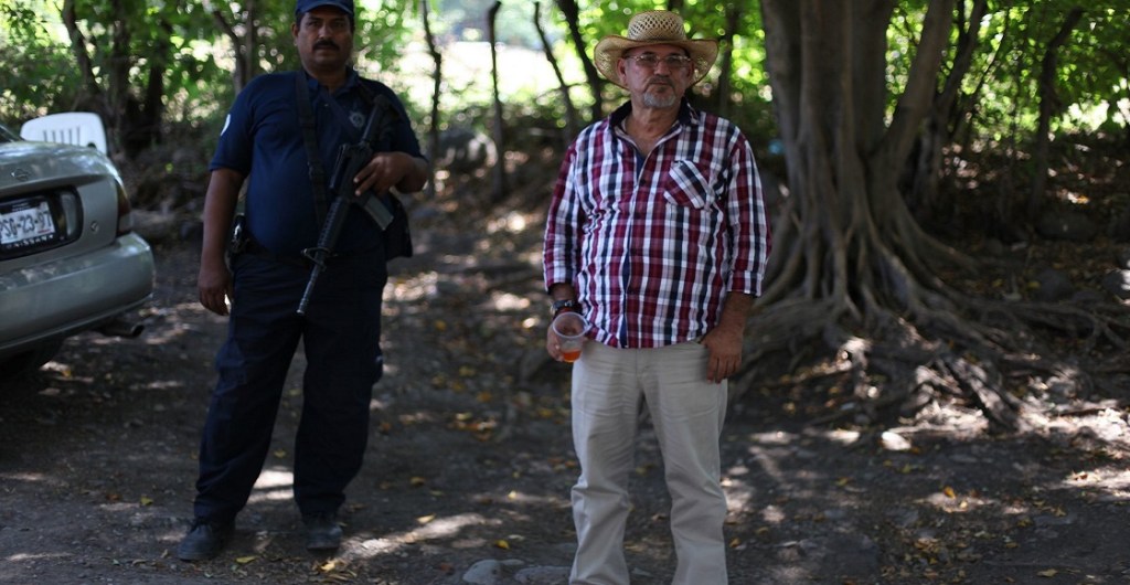 BUENAVISTA TOMATLÁN, MICHOACÁN, 09JUNIO2016.- Hipólito Mora, ex líder de Autodefensas en la tenencia de Felipe Carrillo Puerto, mejor conocida cómo La Ruana, durante entrevista con medios mencionó que si no ha vuelto a tomar las armas, es porque no le gustaría que se derramará más sangre, pero de continuar la situación así, él esta listo para encabezar y poner su vida de por medio por la libertad de el pueblo. Acusó que su comunidad y el estado vive la peor época de inseguridad y pobreza en su historia;agregó, que si algo le llegará a suceder a él o a un miembro de su familia o grupo cercano responsabiliza al Gobierno, pues ya ha recibido muchas amenazas y el peligro es latente.