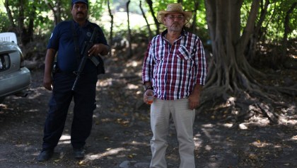 BUENAVISTA TOMATLÁN, MICHOACÁN, 09JUNIO2016.- Hipólito Mora, ex líder de Autodefensas en la tenencia de Felipe Carrillo Puerto, mejor conocida cómo La Ruana, durante entrevista con medios mencionó que si no ha vuelto a tomar las armas, es porque no le gustaría que se derramará más sangre, pero de continuar la situación así, él esta listo para encabezar y poner su vida de por medio por la libertad de el pueblo. Acusó que su comunidad y el estado vive la peor época de inseguridad y pobreza en su historia;agregó, que si algo le llegará a suceder a él o a un miembro de su familia o grupo cercano responsabiliza al Gobierno, pues ya ha recibido muchas amenazas y el peligro es latente.