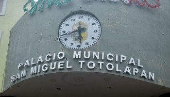 SAN MIGUEL TOTOLOAPAN, GUERRERO, 06OCTUBRE2022.- Al menos 20 muertos confirmados tras ataque armado al ayuntamiento municipal de San Miguel Totolapan, donde perdieran la vida el alcalde Conrado Mendoza Almeda y su papá, dos veces alcalde del mismo municipio, Juan Mendoza Acosta. Casi 24 horas después de los hechos, arribo personal de la Fiscalía General del Estado de Guerrero (FGE) para realizar las diligencias correspondientes y hacer el levantamiento de cientos de casquillos que quedaron en las calles donde se registraron los ataques, además del alcalde en funciones y su padre, se confirmó que el Secretario de Seguridad Pública, escoltas del alcalde, personal del ayuntamiento y miembros del 'Movimiento por la Paz' de este municipio ubicado en la región de la Tierra Caliente de Guerrero, también perdieron la vida. En el panteón municipal, ya han comenzado a sepultar a los caídos en este ataque armado, pero a diferencia de los sepultados, el cuerpo del alcalde y del exalcalde, aún permanecen en las instalaciones del Servicio Médico Forense (SEMEFO) ubicado en la ciudad de Iguala, por lo que se espera que hasta la tarde del día viernes sean sepultados. Luego de los hechos, vendedores y operadores de juegos mecánicos, comenzaron a levantar sus puestos que habían instalado para los festejos de la feria en honor a San Miguel Arcángel, la cual culminaría el próximo día sábado 8 de octubre, pero ante el temor y la ola de violencia que se vive en estos momentos los locatarios de esta feria han optado por retirarse. Además de esto, las calles lucen prácticamente vacías, la mayoría de los comercios se mantuvieron cerrados, otros abrieron menos de mediodía y en el mercado municipal, los comerciantes indicaron que ante el miedo, las ventas eran bajas.