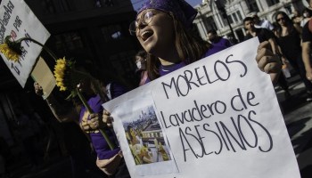 CIUDAD DE MÉXICO, 07NOVIEMBRE2022.- Familiares y colectivas feministas marcharon desde Monumento a la Revolución hacía La fiscalía especializada en feminicidios con el fin de exigir justicia por Ariadna Fernanda López Díaz, cuyo cuerpo fue localizado en Morelos. También piden penas máximas para sus posibles feminicidas Ratuel "n" y Vanessa "N" así como la destitución de Uriel Carmona fiscal de Morelos.