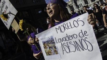 CIUDAD DE MÉXICO, 07NOVIEMBRE2022.- Familiares y colectivas feministas marcharon desde Monumento a la Revolución hacía La fiscalía especializada en feminicidios con el fin de exigir justicia por Ariadna Fernanda López Díaz, cuyo cuerpo fue localizado en Morelos. También piden penas máximas para sus posibles feminicidas Ratuel "n" y Vanessa "N" así como la destitución de Uriel Carmona fiscal de Morelos.