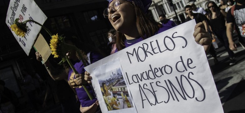 CIUDAD DE MÉXICO, 07NOVIEMBRE2022.- Familiares y colectivas feministas marcharon desde Monumento a la Revolución hacía La fiscalía especializada en feminicidios con el fin de exigir justicia por Ariadna Fernanda López Díaz, cuyo cuerpo fue localizado en Morelos. También piden penas máximas para sus posibles feminicidas Ratuel "n" y Vanessa "N" así como la destitución de Uriel Carmona fiscal de Morelos.