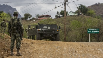 BADIRAGUATO, SINALOA, 16JUNIO2016.- Elementos de la Marina Armada de México, así como, agentes de diferentes corporaciones policiacas, implementaron un operativo en los poblados de la Tuna, San José y La Palma pertenecientes al municipio de Badiraguato, ya que en días pasados se suscitaron un enfrentamiento entre grupos armados de diferentes carteles rivales con saldo de dos personas asesinadas, durante el recorrido se observaron automóviles dañados por arma de fuego, una casa incendiada. Se mencionaba de manera extraoficial que la casa de Consuelo Loera, mamá del narcotraficante Joaquín ¨El chapo¨ Guzmán, había sido saqueada sin embargo, no se presentan daños en dicho inmueble. Los poblados antes mencionados se encuentran deshabitadas, ya que sus habitantes se desplazaron a la cabecera municipal por miedo.