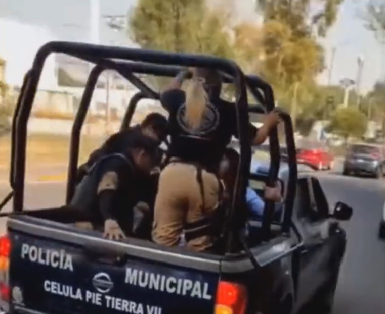Policías de Ecatepec someten con fuerza excesiva a un joven por volantear