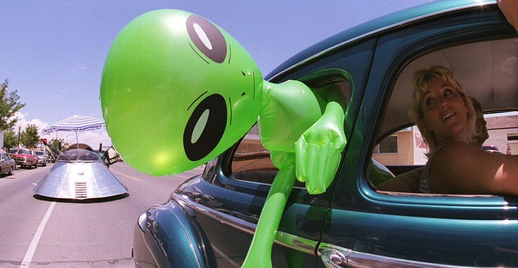 El inflable de un extraterrestre viajando en un carro.