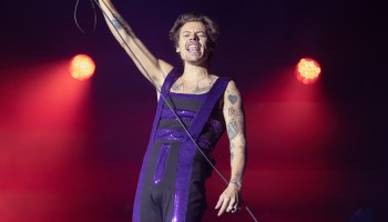 Cha-le: Golpean a Harry Styles en pleno concierto con... ¿un dulce?