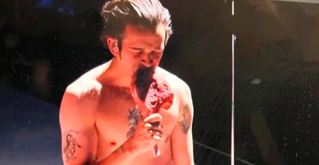 ¿Por? Matt Healy come carne cruda durante concierto de The 1975 en Nueva York