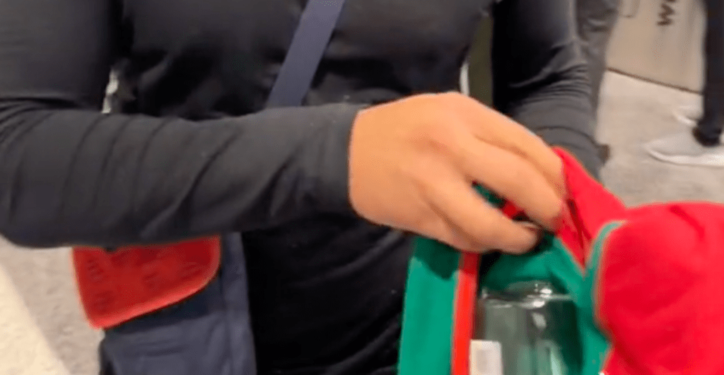 mexicano-trafica-alcohol-botella-tequila-aeropuerto-qatar-tiktok-video-3