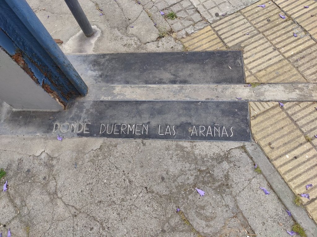 Placa conmemorativa del primer partido de un mundial de fútbol