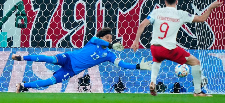 ¡San Paco Memo! Revive el penal que Ochoa le atajó a Robert Lewandowski en el Mundial de Qatar 2022