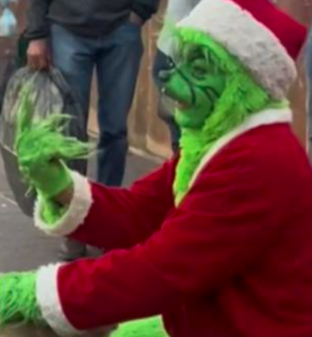 ¿Mejor que Jim Carrey? Sujeto vestido de 'Grinch' se vuelve viral por enojón