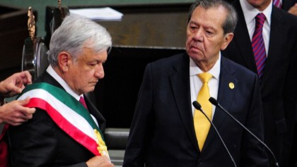 CIUDAD DE MÉXICO, 01DICIEMBRE2018.- Andrés Manuel López Obrador tomó protesta como Presidente Constitucional de los Estados Unidos Mexicanos, la banda le fue cedida por Porfirio Muñoz Ledo, presidente de la mesa directiva de la Cámara de Diputados, quien a su vez la recibió de Enrique Peña Nieto, Presidente de México saliente, en la sesión general del Congreso de la Unión.