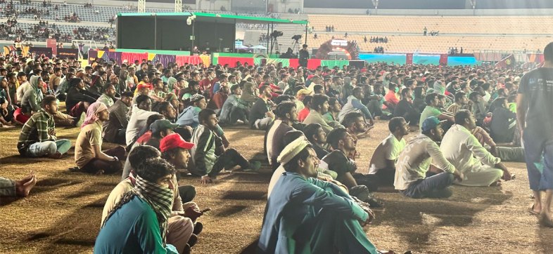 Trabajadores migrantes viendo el mundial de Qatar 2022 en el Industrial Fan Zone