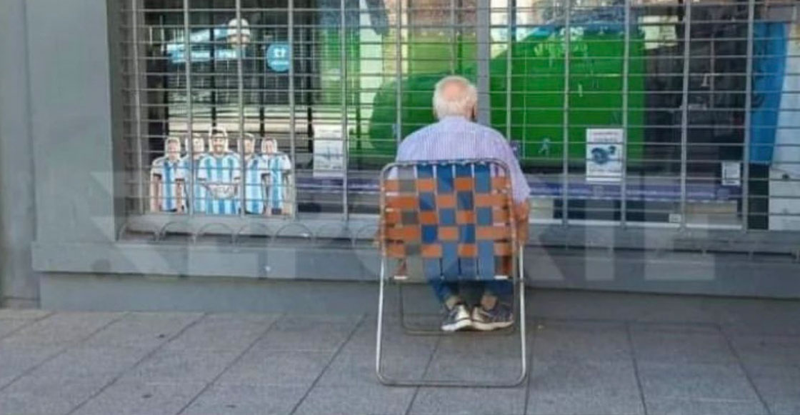 La historia de Carlos, el aficionado de 82 años que ve los partidos de Argentina fuera de una tienda de televisiones