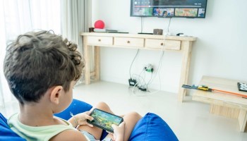 Niño jugando videojuegos en smartphone