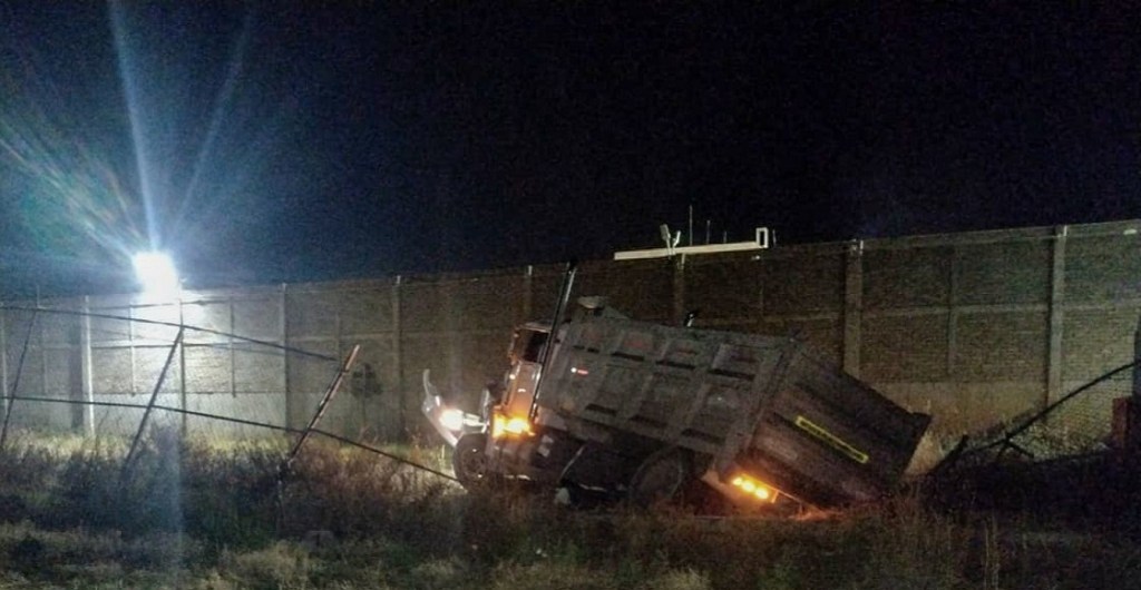 ZACATECAS, ZACATECAS, 04DICIEMBRE2022.- Bloqueo de carreteras y carros incendiados en por lo menos cuatro carreteras estatales se presentó la noche de este domingo, lo que provocó una intensa movilización de seguridad de los tres ordenes de gobierno. Fuentes informaron que alrededor de las 19:00 hrs internos del Cefereso de Cieneguillas intentaron escapar por unas de las bardas del edificio y ayudados desde afuera con un camión de carga; fueron sorprendidos por custodios, lo que provocó un intento de motín, que fue controlado a los pocos minutos, pero se informó de personal de seguridad lesionados así como internos. En el momento del intento de fuga, se presentaron  bloqueos de carreteros y quema de vehículos en varios carreteras de la entidad, la Secretaría informó que estas acciones formaron parte de la estrategia de fuga como distractor mientras los internos intentaban escapar. 