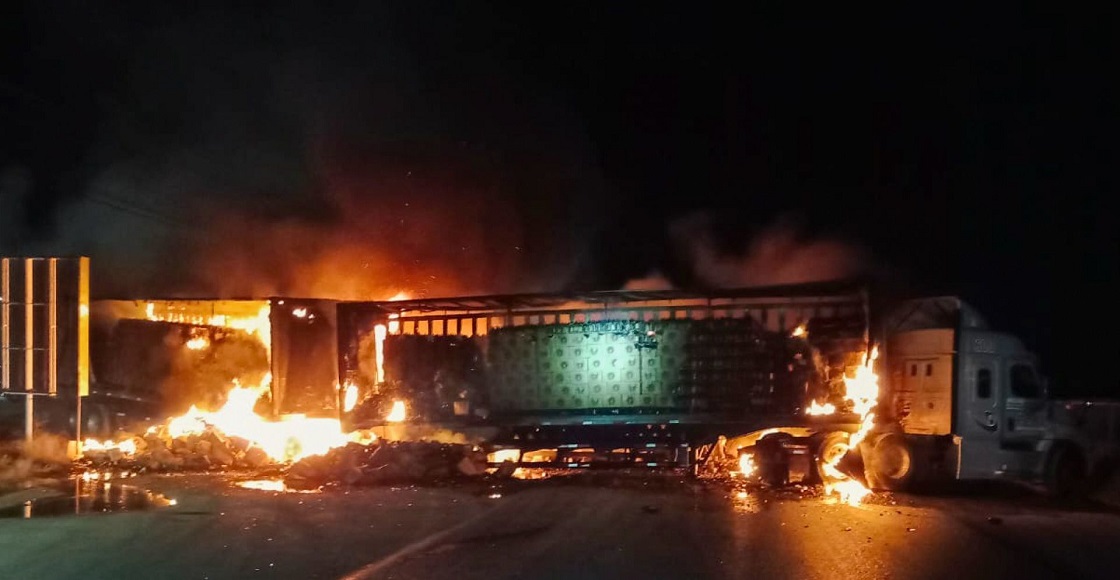 ZACATECAS, ZACATECAS, 04DICIEMBRE2022.- Bloqueo de carreteras y carros incendiados en por lo menos cuatro carreteras estatales se presentó la noche de este domingo, lo que provocó una intensa movilización de seguridad de los tres ordenes de gobierno. Fuentes informaron que alrededor de las 19:00 hrs internos del Cefereso de Cieneguillas intentaron escapar por unas de las bardas del edificio y ayudados desde afuera con un camión de carga; fueron sorprendidos por custodios, lo que provocó un intento de motín, que fue controlado a los pocos minutos, pero se informó de personal de seguridad lesionados así como internos. En el momento del intento de fuga, se presentaron bloqueos de carreteros y quema de vehículos en varios carreteras de la entidad, la Secretaría informó que estas acciones formaron parte de la estrategia de fuga como distractor mientras los internos intentaban escapar.