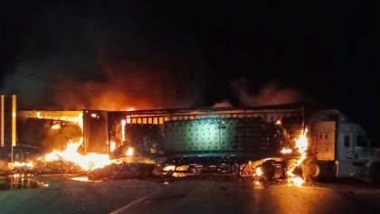 ZACATECAS, ZACATECAS, 04DICIEMBRE2022.- Bloqueo de carreteras y carros incendiados en por lo menos cuatro carreteras estatales se presentó la noche de este domingo, lo que provocó una intensa movilización de seguridad de los tres ordenes de gobierno. Fuentes informaron que alrededor de las 19:00 hrs internos del Cefereso de Cieneguillas intentaron escapar por unas de las bardas del edificio y ayudados desde afuera con un camión de carga; fueron sorprendidos por custodios, lo que provocó un intento de motín, que fue controlado a los pocos minutos, pero se informó de personal de seguridad lesionados así como internos. En el momento del intento de fuga, se presentaron bloqueos de carreteros y quema de vehículos en varios carreteras de la entidad, la Secretaría informó que estas acciones formaron parte de la estrategia de fuga como distractor mientras los internos intentaban escapar.