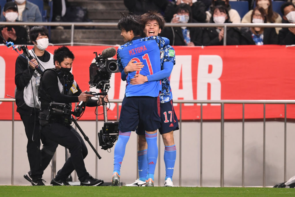 Kaoru Mitoma y Ao Tanaka con la Selección de Japón