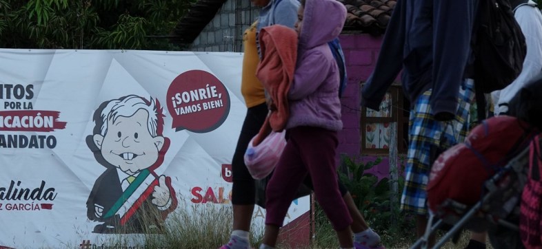 SANTO DOMINGO ZANATEPEC, OAXACA, 10NOVIEMBRE2021.- La Caravana Migrante continúa su paso por el estado de Oaxaca. Esta mañana, el contingente con más de 2000 migrantes arribó al centro del poblado tras descansar en la comunidad General Pascual Fuentes “El Jícaro”. Según datos del Instituto Nacional de Migración (INM) el día de ayer fueron cerca de 300 migrantes los que se entregaron para recibir la tarjeta por razones humanitarias.