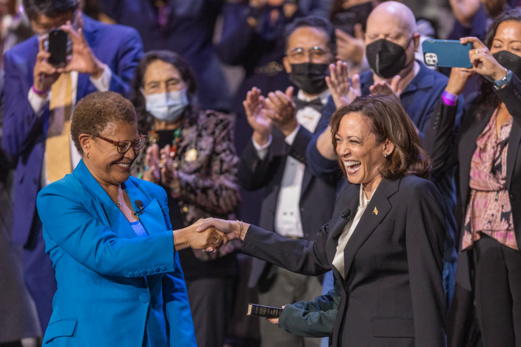 Karen Bass y Kamala Harris