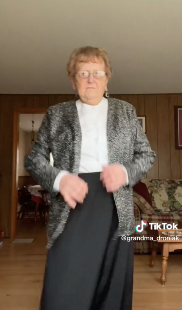 Abuelita se hace viral por elegir el outfit que quiere usar en su funeral