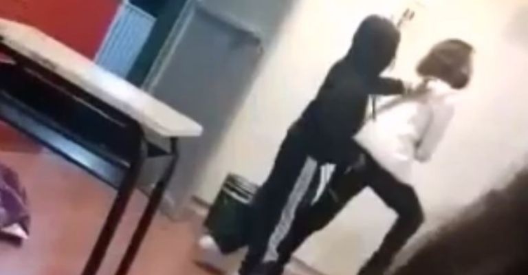 Estudiante de secundaria intenta atacar a su maestra con unas tijeras, en Guanajuato  