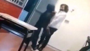 Alumna de secundaria intenta atacar a su maestra con unas tijeras, en Guanajuato