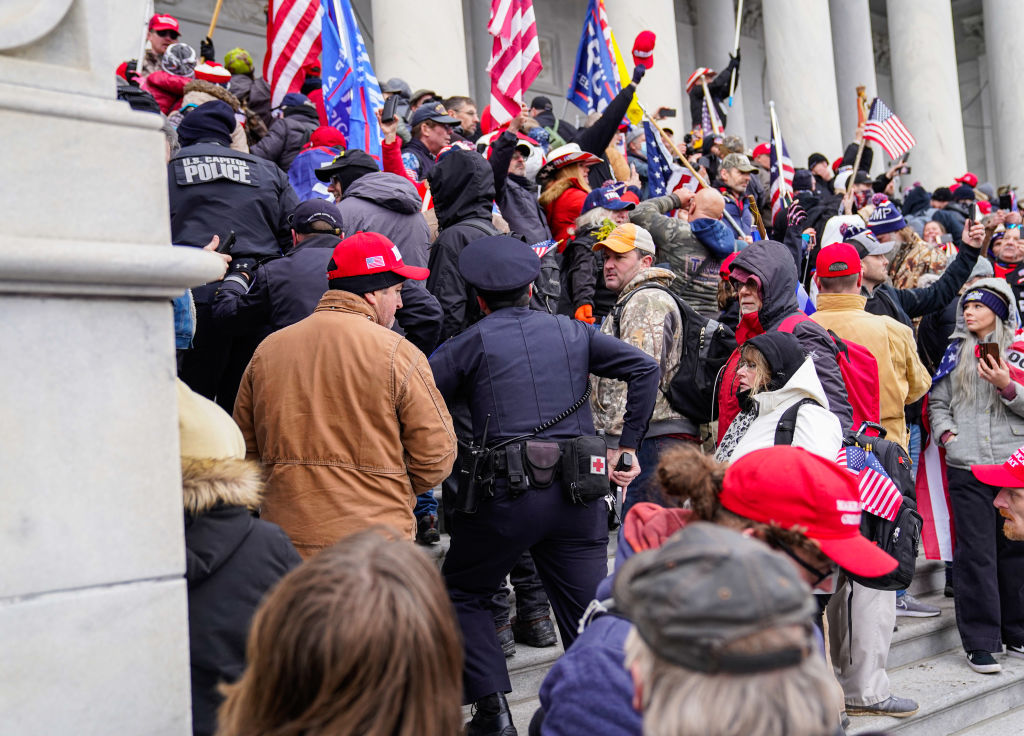 Presentan millonaria demanda contra Trump por muerte de un policía en el asalto al Capitolio