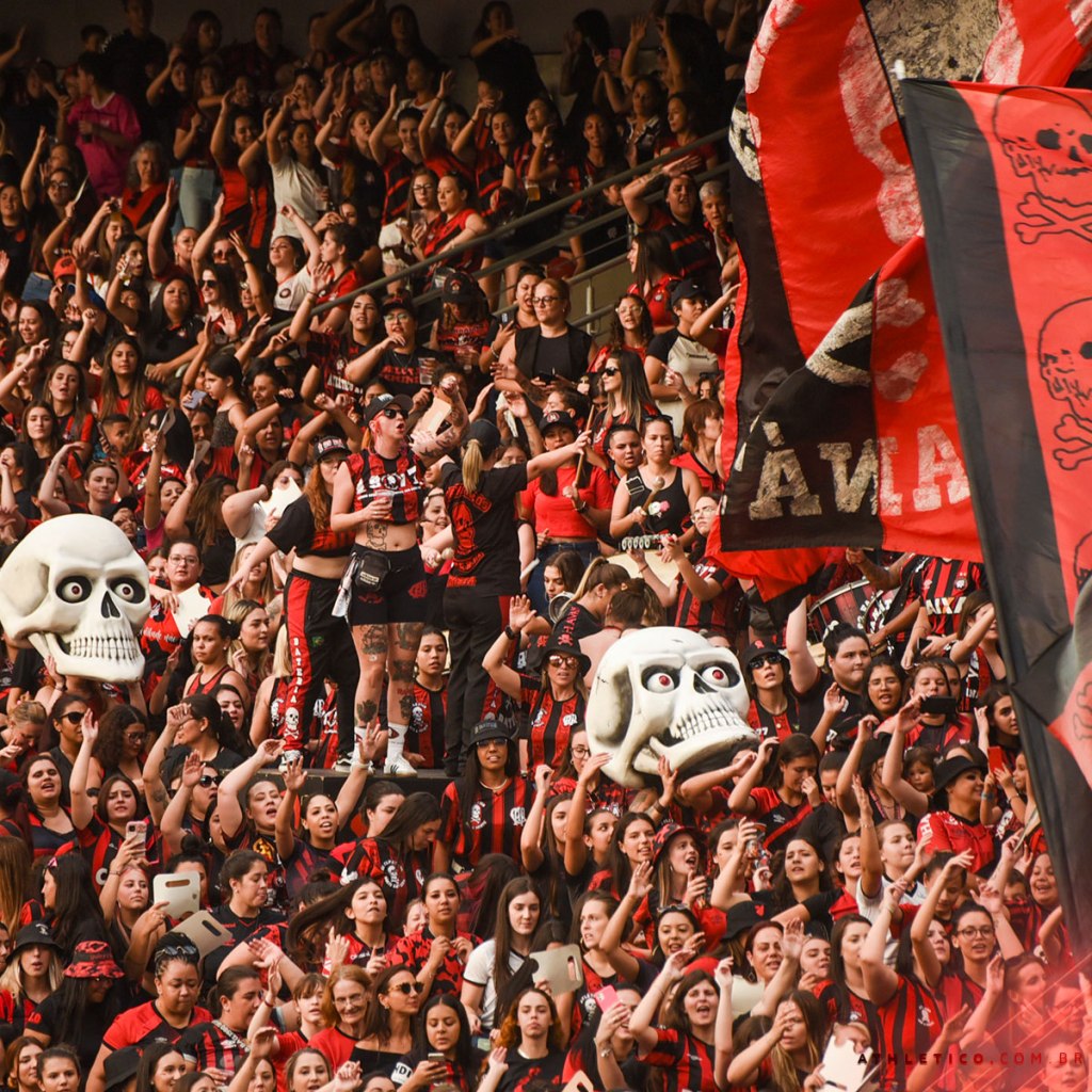 En imágenes: La hinchada de Athletico Paranaense con solo mujeres y niños por una sanción