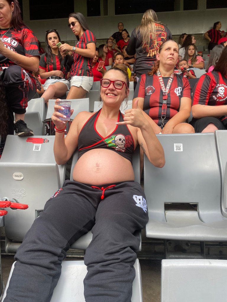 En imágenes: La hinchada de Athletico Paranaense con solo mujeres y niños por una sanción