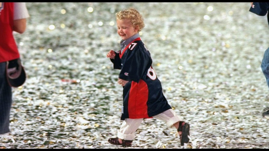 Christian McCaffrey de niño con el jersey de Broncos