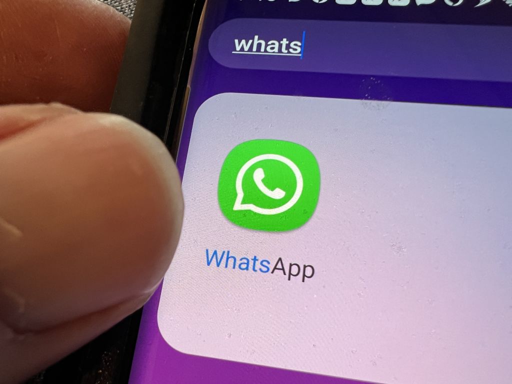 As puedes escuchar un mensaje de voz de WhatsApp sin que se den