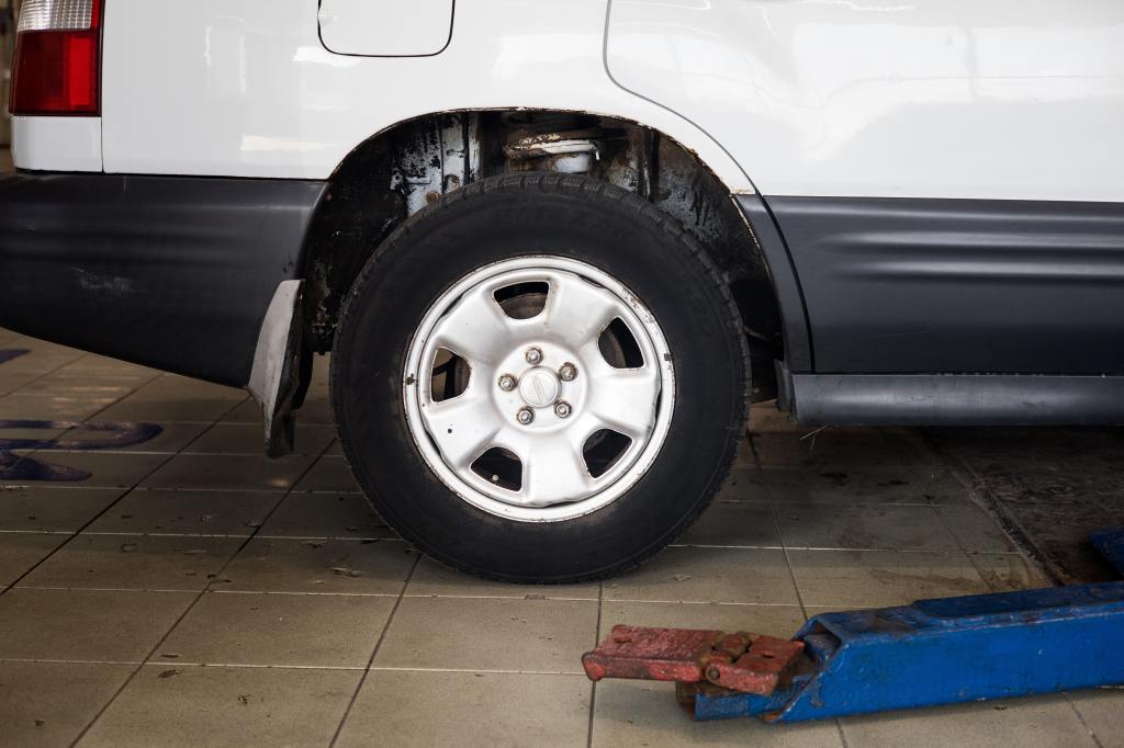 Estudiante poncha la llanta de su carro para vengarse de sus compañeros de equipoEstudiante poncha la llanta de su carro para vengarse de sus compañeros de equipo