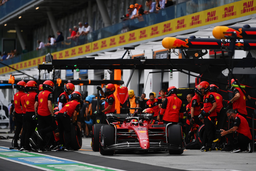 Ferrari mecánicos mil repeticiones paradas pits