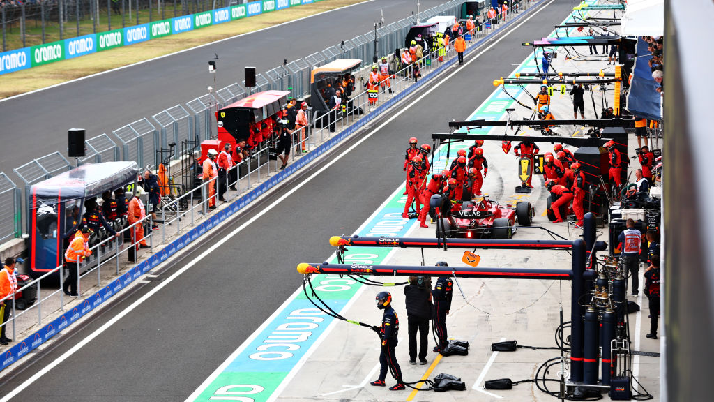 Ferrari mecánicos mil repeticiones paradas pits