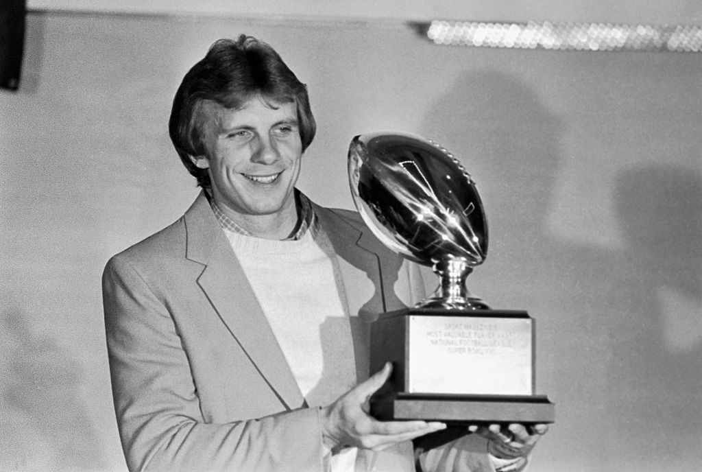 Joe Montana con el premio MVP de NFL