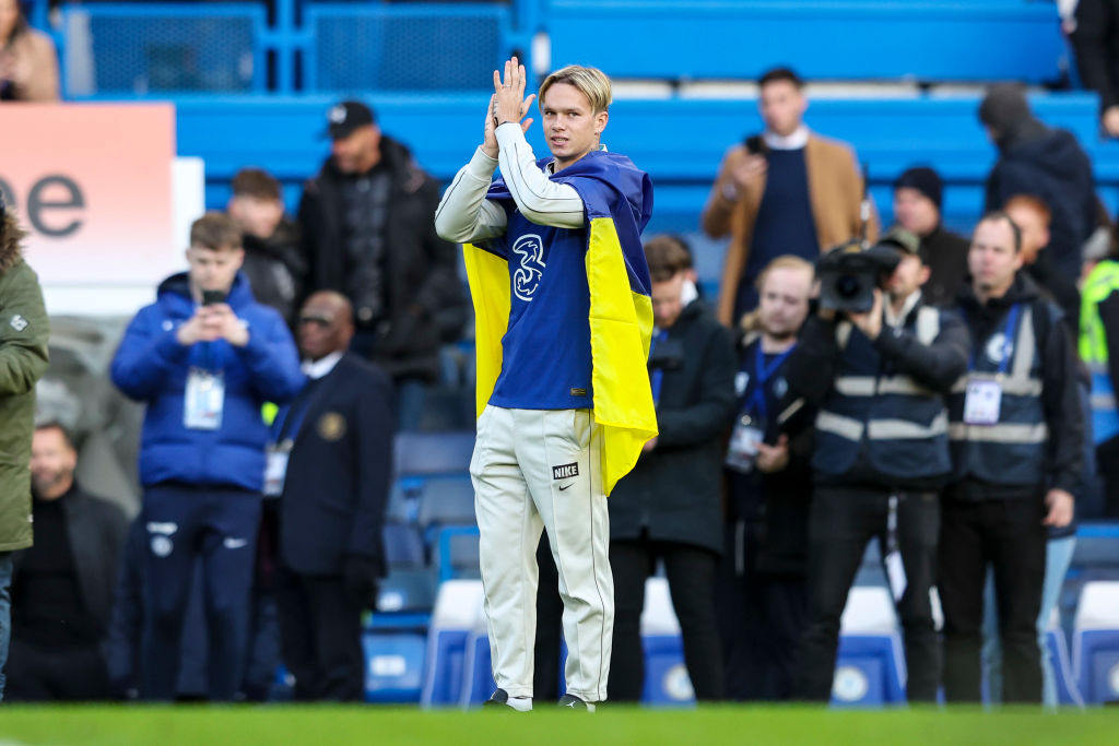 Mykhailo Mudrik con el jersey del Chelsea