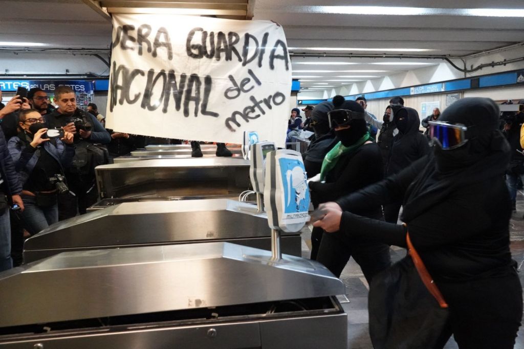 Mujeres protestan en Bellas Artes contra la presencia de la Guardia Nacional en el Metro