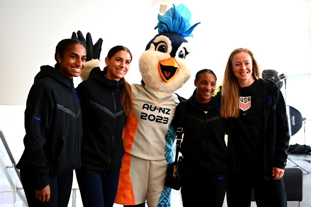 Tazuni con Naomi Girma, Alex Morgan, Crystal Dunn y Becky Sauerbrunn de Estados Unidos